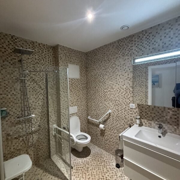 PARENTAL-SUITE-BATHROOM-1-min-scaled